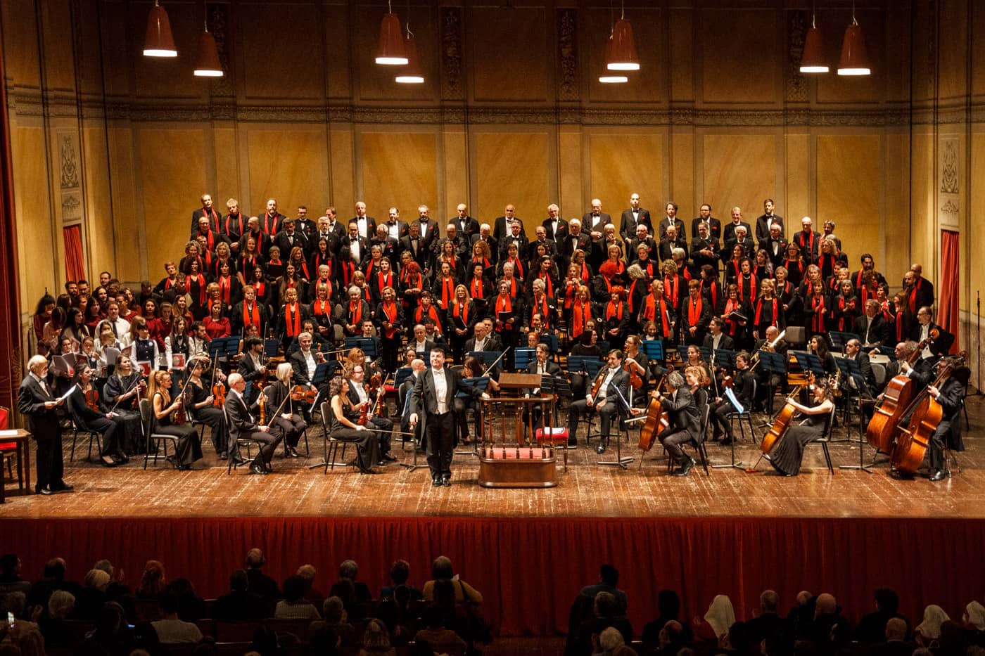 Luca saltini direttore del coro lirico associazione corale rossini - esibizione